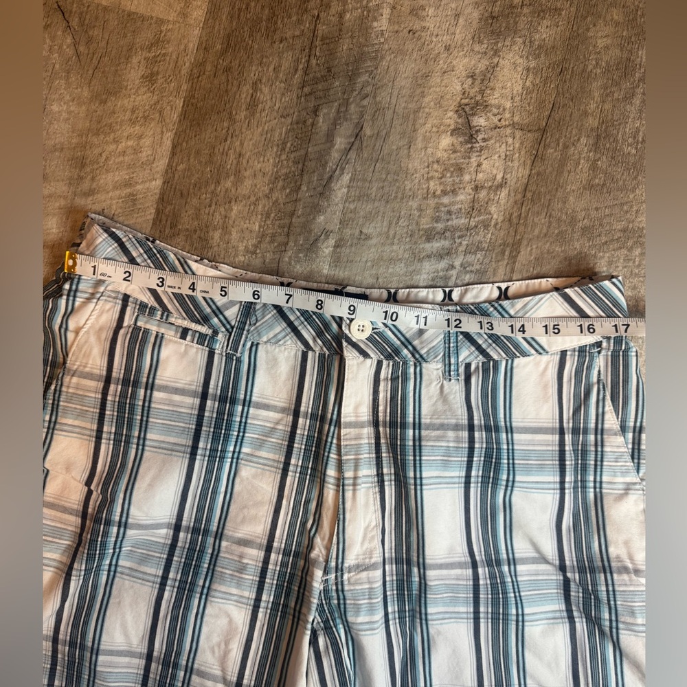 Hurley men’s 34 white/blue plaid shorts with pockets - Picture 9 of 11
